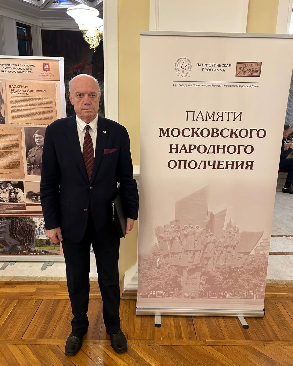 В И Винокуров принял участие в Вечере памяти Московского народного ополчения Мероприятие прошло в Центральном академическом театре Российской армии в присутствии представителей Правительства Москвы Московской городской думы Министерства иностранных дел РФ и различных общественных организаций входящих в АНО Сообщество потомков Московского ополчения Великой Отечественной войны Участникам был представлен документальный фильм о боевом пути 6 й дивизии народного ополчения в состав которой вошли ополченцы Наркомата иностранных дел СССР и выпускники Высшей дипломатической школы а также постановка артистов театра повествующая о героическом подвиге 200 тыс москвичей которые приняли боевое крещение в битве за Москву на Смоленщине и под Вязьмой и многие из которых не вернулись с фронта домой   Мама Владимира Ивановича Винокурова Танькова Анна Петровна ушла на фронт добровольцем с Белорусского вокзала рядом с которым тогда проживала и дошла фронтовыми дорогами до Кенигсберга ДА Новости DipacademyMID