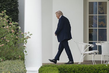Мужчина попытался проникнуть в резиденцию Трампа для обсуждения с ним Евангелия  Полиция Флориды задержала мужчину, который предположительно перелез через забор и попытался попасть на территорию частной резиденции президента США Дональда Трампа Мар-а-Лаго. Об этом сообщает CBS News со ссылкой на представителя Секретной службы. По данным службы, взрослый мужчина «перелез через ограждение по периметру и включил сигнализацию» вскоре после полуночи 3 июня. Он был задержан Секретной службой «без инцидентов» перед тем, как местная полиция в Палм-Бич взяла его под стражу и предъявила обвинение в незаконном проникновении. Согласно отчету о задержании, полученному Palm Beach Daily News, предполагаемый нарушитель хотел попасть в резиденцию Трампа, чтобы обсудить с ним Евангелие и его намерение жениться на 18-летней внучке американского президента.