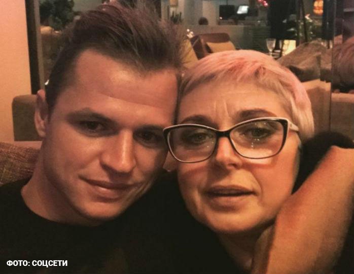 Маму футболиста Дмитрия Тарасова развели мошенники. Женщина отдала преступникам 6 млн рублей и плюсом продала машину   Разводилы связались с матерью Тарасова 5 августа. Сначала Ольге Александровне кинули сообщение о взломе госуслуг и оставили номер якобы техподдержки. Женщина позвонила. А дальше всё по стандартной схеме. Мать футболиста соединили с «сотрудником ФСБ» Громовым Сергеем Алексеевичем. Обрабатывали её три дня. Жертва занимала деньги и переводила разными суммами. Мошенники запретили звонить сыну.  Семья написала заявление в полицию. С Ольгой Александровной работают психотерапевты, Тарасов пообещал вернуть матери деньги.    SHOT в MAX: