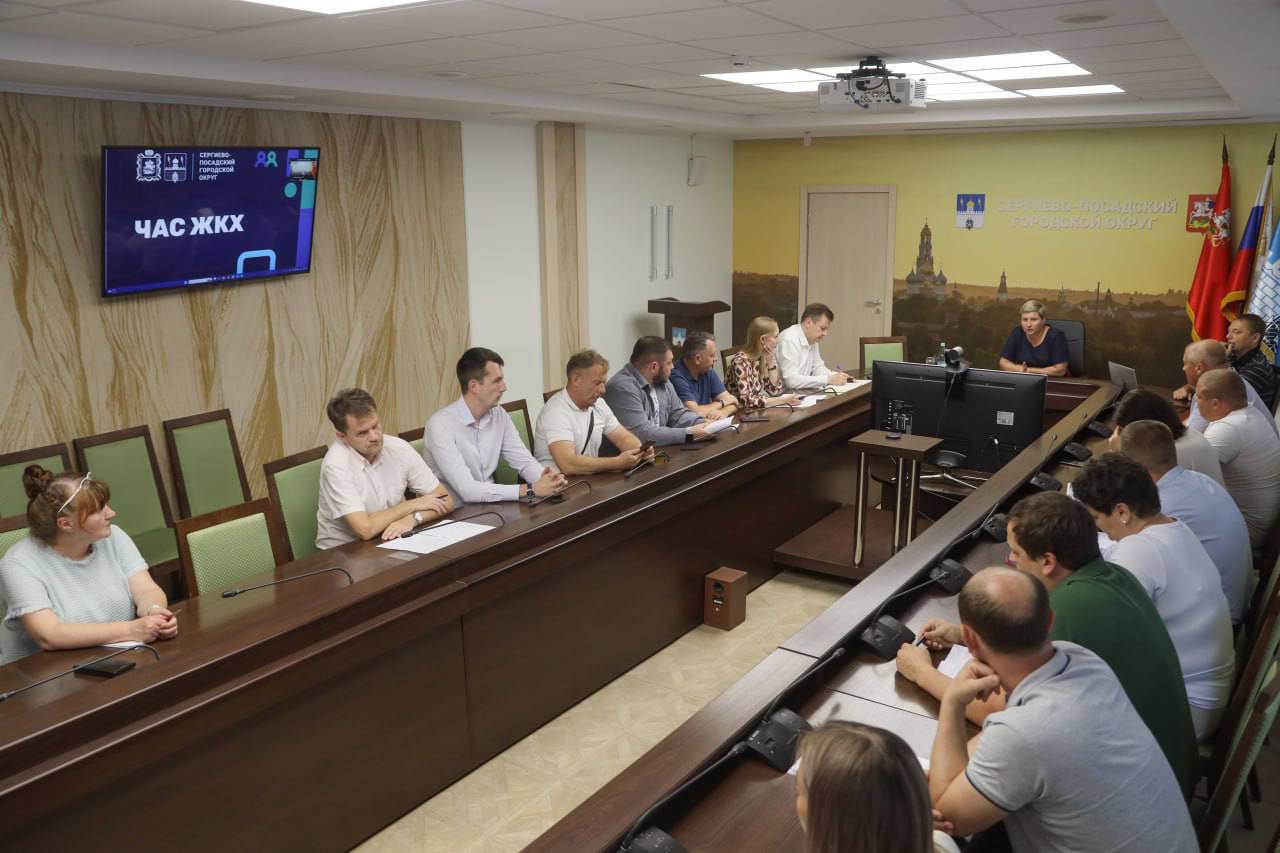 В администрации округа состоялся Час ЖКХ  В рамках заседания с главой муниципалитета Оксаной Ерохановой ресурсоснабжающие организации обсудили вопросы выноса сетей коммунальной инфраструктуры с территории проекта «Водный сад. Северные пруды» и школы №8 в Пересвете.  Следующим вопросом стало состояние канализационных сетей и участившиеся на них аварии.  «Обсудили вопросы проведения работ по комплексному благоустройству, по перекладке сетей. Это необходимо для того, чтобы не повторять ошибок прошлых лет, когда сначала происходит благоустройство, а потом всё нарушается в связи с проведением ремонтных работ», – пояснил Александр Афанасьев, заместитель главы округа.   Глава округа Оксана Ероханова поручила пресс-службе информировать население по правилам пользования канализацией.  Ответственные службы доложили о подготовке к отопительному зимнему периоду. На сегодняшний день на территории округа ведут деятельность 14 теплоснабжающих организаций. Проводятся гидравлические испытания сетей и трубопроводов, осмотр состояния объектов ЖКХ, создаются запасы материально-технических ресурсов для аварийно-восстановительных работ.  Процесс подготовки к отопительному сезону — на особом контроле у администрации и лично главы округа.