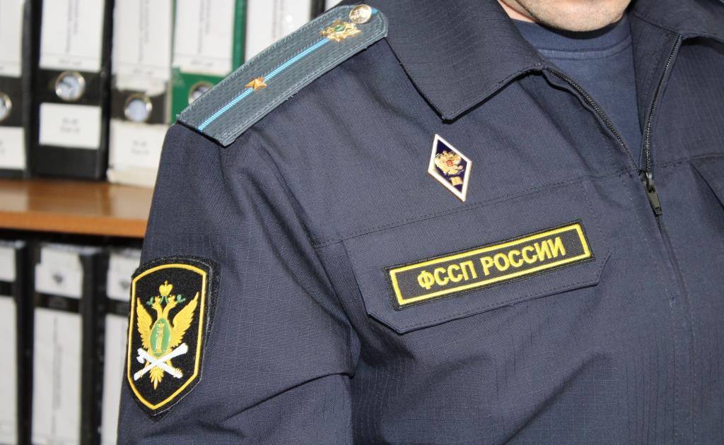 Зарплате быть Благодаря действиям судебных приставов более полмиллиарда рублей заработной платы получили работники екатеринбургского предприятия Судебные приставы Железнодорожного районного отделения г Екатеринбурга ГУФССП России по Свердловской области взыскали заработную плату по 2 496 исполнительным производствам на общую сумму 653 млн 551 тыс рублей  В Железнодорожное районное отделение судебных приставов г Екатеринбурга поступили исполнительные документы о взыскании заработной платы в пользу работников организации ООО ЭСК Энергомост Судебный пристав исполнитель уведомил руководителя организации должника о возбуждении исполнительных производств разъяснил сроки отведенные для добровольного исполнения а также меры принудительного исполнения  В ходе совершения исполнительных действий судебным приставом установлено что должник имеет право требования за выполненные работы в размере 2 5 млрд руб к электросетевому холдингу Судебным приставом исполнителем направлено постановление об обращении взыскания на право требования в сетевой холдинг На депозитный счет Железнодорожного отделения поступили денежные средства в размере 653 млн 551 тыс 382 руб Причитающаяся гражданам заработная плата перечислена в полном объеме Исполнительные производства окончены фактическим исполнением ГУФССП России по Свердловской области теперь в MAX