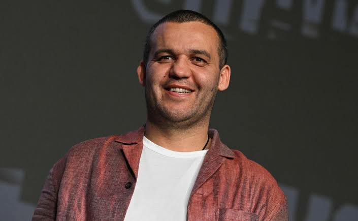 Структура Умара Кремлёва купила по 50 производителей БАДов Ipsum речь о долях в ООО Нутришн Фарм и ООО Нутришн Актив пишет Коммерсант Оставшейся частью бизнеса владеет его основатель заведующий кафедрами урологии и спортивной медицины РУДН Александр Дзидзария Также он владеет клиникой Biocheck и продвигает маркетплейс с биодобавками и косметикой Beautery Производство БАДов Ipsum Дзидзария запустил в 2022 году Сам Дзидзария назвал покупку стратегическим партнёрством По его словам стороны приняли решение о строительстве современного завода в особой экономической зоне Большой Серпухов что позволит существенно расширить линейку продуктов оптимизировать себестоимость выйти на рынки стран Евразийского экономического союза и ОАЭ Интерес Кремлёва к производству БАДов может быть связан с его деятельностью в профессиональном спорте в числе прочего он возглавляет Международную федерацию бокса