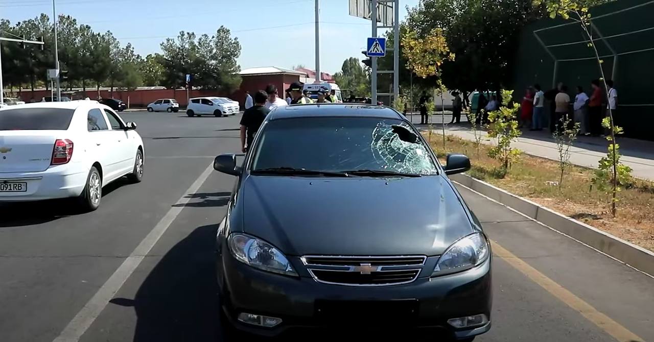 В Ташкенте водитель насмерть сбил молодую девушку и отказался оказывать помощь  18 сентября в Ташкенте произошло смертельное ДТП в Шайхантахурском районе, передаёт Kun.  Примерно в 11:30 19-летняя девушка переходила дорогу по «зебре» на разрешающий сигнал светофора. 28-летний водитель черной Gentra превысил скорость, сбил девушку, после чего врезался в светофор и опору ЛЭП. Пострадавшая от удара отлетела на 15 метров, некоторое время она была ещё жива, к ней подбежали очевидцы, которые призвали водителя отвезти её в больницу, но тот отказался.   По данным очевидцев, мужчина предпочел стоять и курить электронную сигарету вместо оказания помощи, приговаривая, что его черная Gentra «не труповозка».  Источник по ссылке  Подпишитесь, чтобы не пропустить актуальные новости   Telegram     Instagram