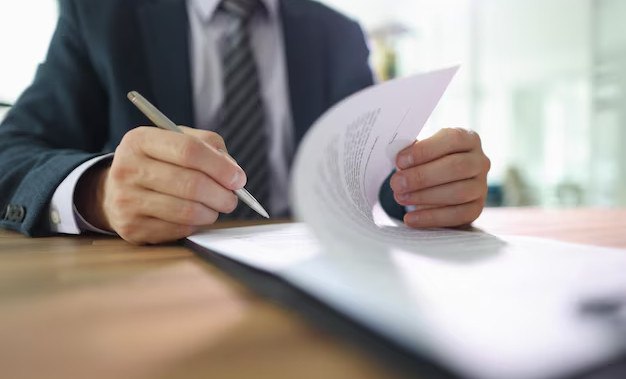 В Чечне легализовали более 1500 работников за II квартал 2025 года На очередном заседании рабочей группы под председательством заместителя Главы Администрации Курчалоевского муниципального района Гайсумова А С обсуждались итоги работы рабочей группы по выявлению и сокращению неформальной занятости населения за II квартал 2025 г Так в результате проведенной работы в рамках реализации мероприятий направленных на снижение уровня неформальной занятости и легализации трудовых отношений по итогам II квартала 2025 года в Курчалоевском муниципальном районе Чеченской Республики выявлено и легализовано около 200 человек Вместе с тем членами рабочей группы ведется планомерная работа по выявлению серых зарплатных схем на территории муниципалитета проводятся осмотры мест осуществления предпринимательской деятельности в части выявления неформальной занятости Руководителям организаций индивидуальным предпринимателям даются рекомендации о своевременном оформлении трудовых отношений с наемными работниками в соответствии с действующим законодательством об обеспечении выплаты заработной платы не ниже минимального размера оплаты труда Также организована работа горячей телефонной линии для приема обращений граждан по вопросам серого рынка труда