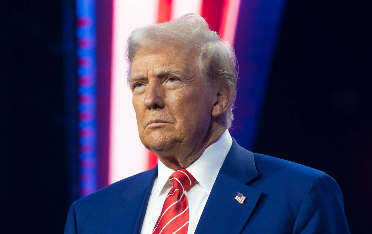 Трамп: «Сколько денег мы дали Украине? Реальная цифра — около $350 миллиардов, это немыслимо. Мы давали деньги так, будто они выбрасываются в окно. И это делал Байден». «Путин очень умный и очень хитрый человек, но ему придется пойти на уступки.» - так же заявил Трамп. Фронтовые Новости и не только