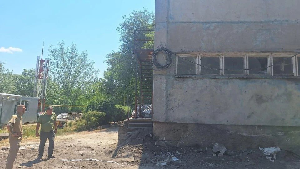 В Мелитополе ремонтируют здание Центра внешкольного образования В Мелитополе с помощью шефов из Архангельской области ремонтируют здание Центра внешкольного образования, сообщили в городской администрации. - Здание постепенно преображается и вскоре станет комфортным и современным пространством для творчества и развития детей, - говорится в сообщении. На объекте сняли старую крышу и сделали новую кровельную конструкцию. В дальнейшем планируют поменять старые деревянные окна на новые пластиковые.
