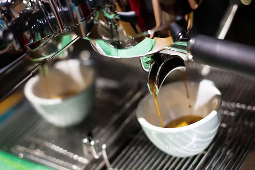 Бывший глава франчайзи KFC будет управлять сетью Coffee Like Новым гендиректором сети Coffee Like, основанной скандально известным блогером Аязом Шабутдиновым, стал Алексей Чижов — бывший руководитель крупного франчайзи Rostic’s ООО «Эй Кей Раша». Кадровое назначение последовало после смены владельца Coffee Like, принадлежащей сейчас Invellect Давида Тащяна. Смена топ-менеджмента понадобилась сети, состоящей из 1,1 тыс. точек по всей России, для повышения эффективности бизнеса, считают эксперты. Фото: Александр Подгорчук/Коммерсантъ Подписывайтесь на «Ъ-Черноземье»