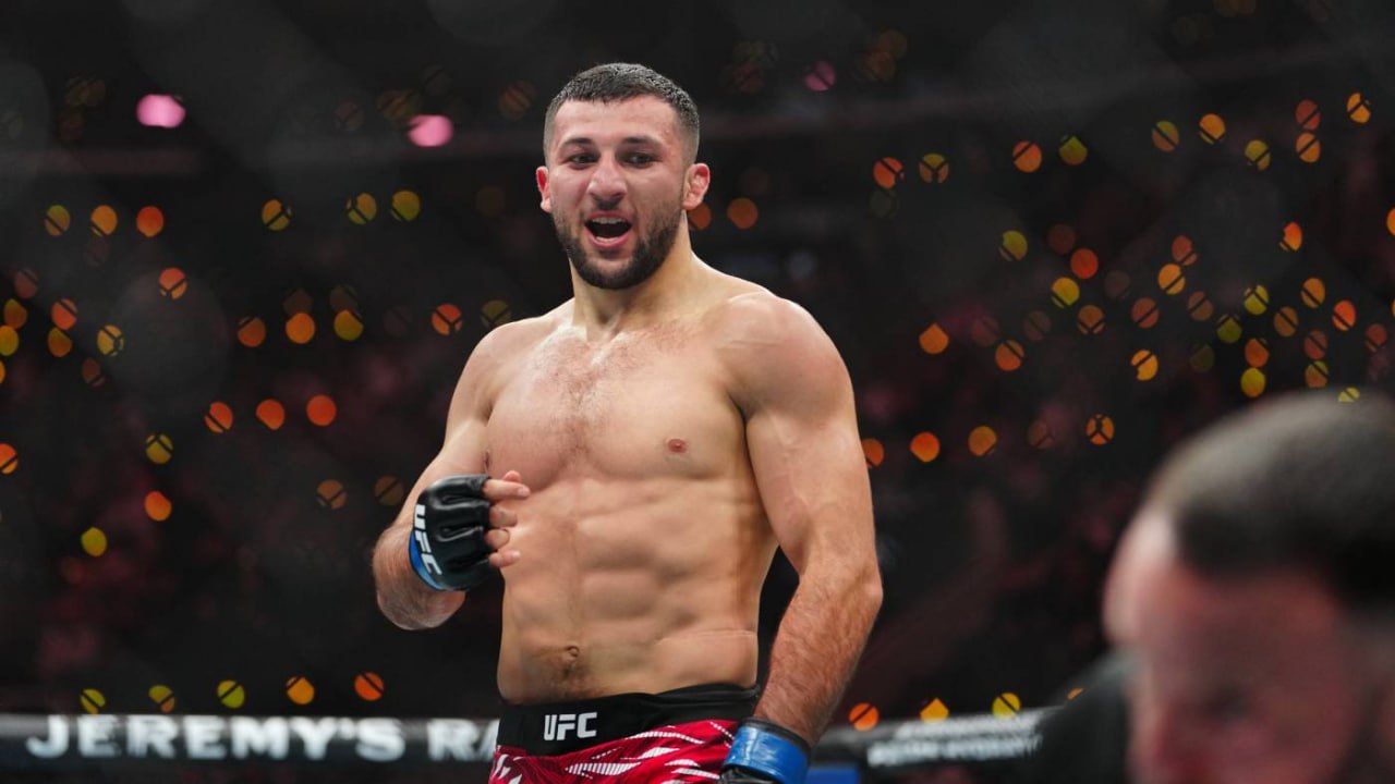 Бекоев: «В UFC хотят нам сделать бой в октябре, на номерном турнире в Абу-Даби» Осетинский боец UFC Азамат Бекоев в интервью MetaMMA рассказал о планах организации по поводу его предстоящего боя. «То, что Юсри Белгаруи снялся с боя, это правда. У него возникли проблемы с рабочей визой в США. В UFC хотят нам сделать бой в октябре, на номерном турнире в Абу-Даби», – сказал Бекоев. Изначально Бекоев должен был подраться с Торрезом Финни, однако непобежденный американский средневес снялся с ивента. Матчмейкеры UFC нашли Азамату другого соперника – уроженца Туниса Юсри Белгаруи, но у него возникли проблемы с визой. В активе 29-летнего российского бойца 20 побед и три поражения. В 2025 году Азамат выиграл оба боя в UFC в первом раунде.