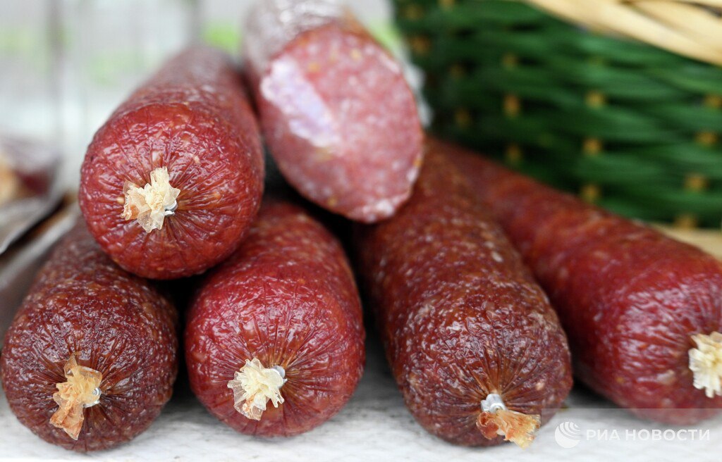 Если слишком часто есть колбасу то в организме может возникнуть переизбыток соли рассказали врачи Так в 100 граммах вареной колбасы содержится до трети а в копченой до половины максимальной суточной нормы соли А ежедневный переизбыток соли в организме может привести к гипертонии отекам и повышенной нагрузке на сердце и почки Подписаться на РИА Новости