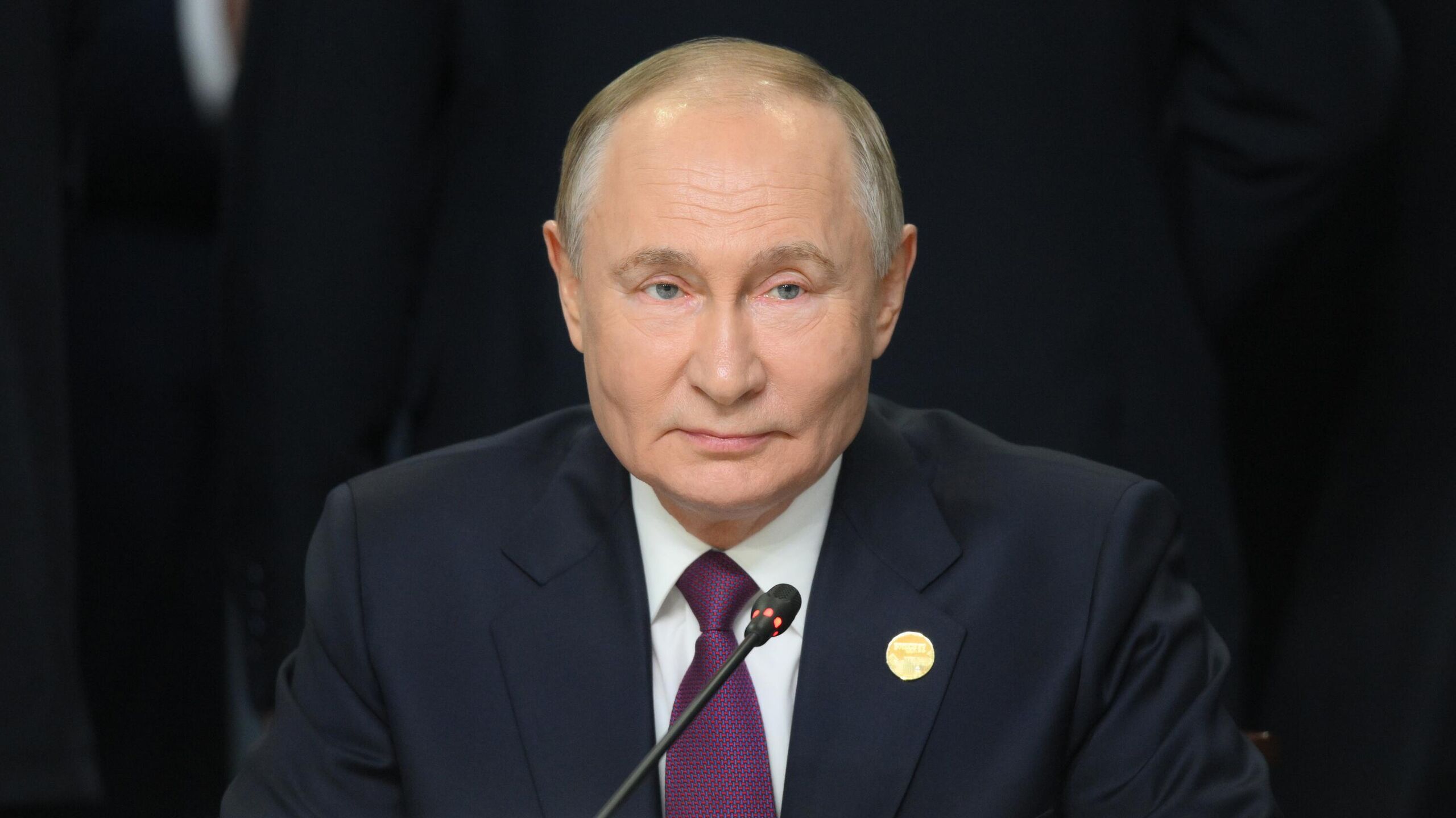 Президент России Владимир Путин был есть и будет одним из самых опытных мудрых и уважаемых мировых политиков заявил пресс секретарь российского лидера Дмитрий Песков Президент Путин был есть и будет оставаться одним из наиболее опытных наиболее мудрых мировых политических деятелей уважаемых в мировом большинстве политических деятелей сказал Песков в эфире телеканала Россия 24