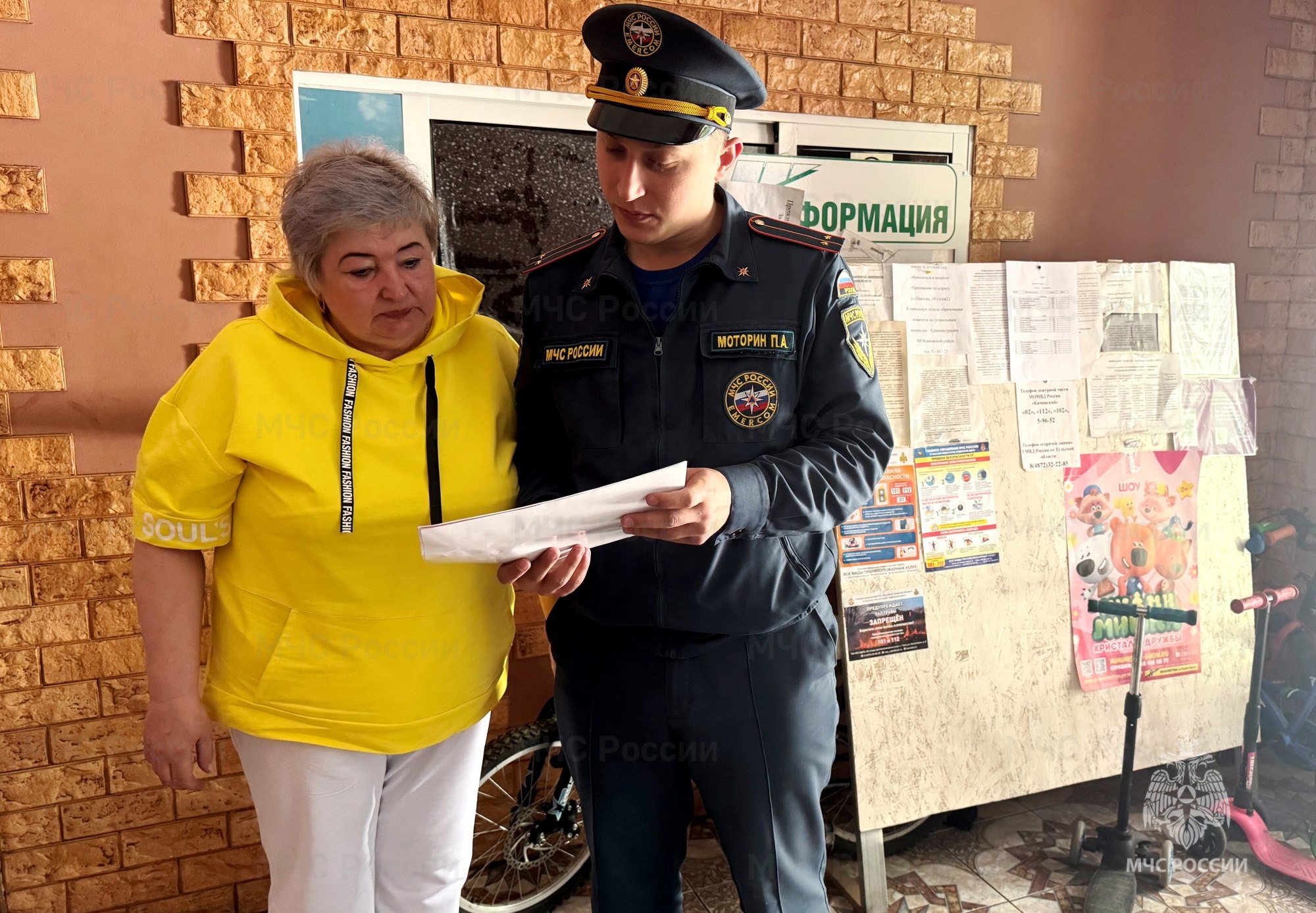Хроника Новомосковска: спасатели напомнили жителям правила пожарной безопасности В Новомосковске традиционно с наступлением летнего периода состоялась профилактическая встреча сотрудников МЧС России с жителями. Инспекторы государственного пожарного надзора напомнили гражданам о правилах пожарной безопасности в наступивший период, а собственникам частных домовладений разъяснили требования пунктов правил противопожарного режима. Новомосковцы узнали от сотрудников чрезвычайного ведомства о требованиях пожарной безопасности в быту, на природе и на объектах с массовым пребыванием людей, а также порядок действий в случае возникновения пожара. Подрастающее поколение на занятиях со спасателями узнало о безопасном поведении на улице и дома. Огнеборцы объяснили детям, как избежать опасных ситуаций и не стать причиной беды. В завершение безопасных встреч со специалистами и взрослым, и юным жителям Новомосковска были вручены информационные памятки. МЧС Тульской области подписаться