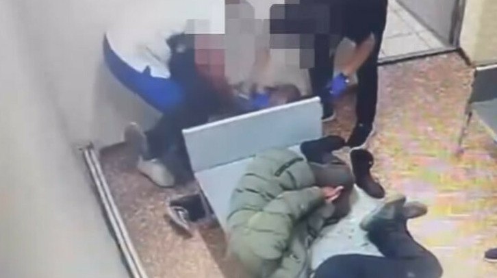 Сотрудник вытрезвителя жестоко избил пожилого мужчину в Костанае ВИДЕО В Костанае пожилого мужчину в центре временной адаптации и детоксикации избил сотрудник учреждения Об этом рассказала дочь потерпевшего   Прислать новость