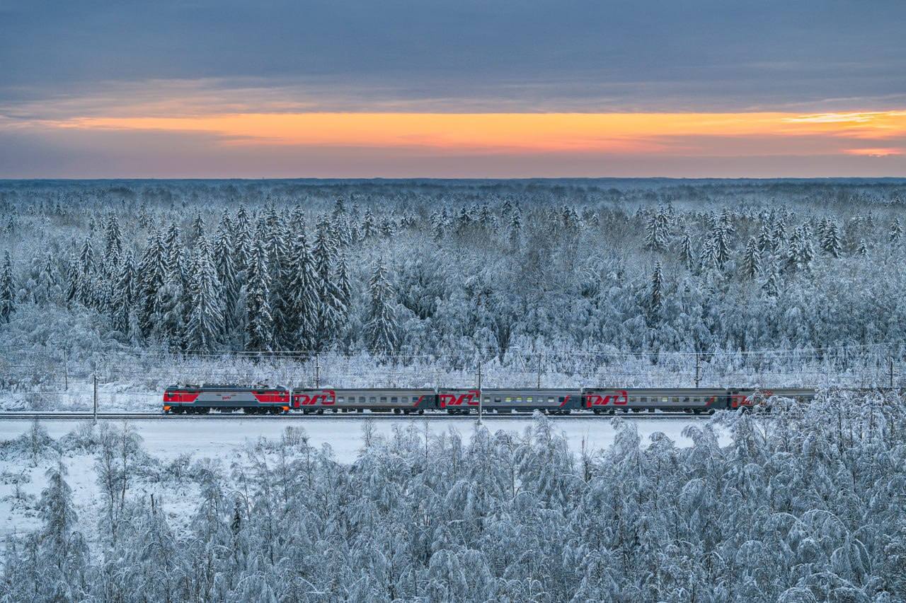Добавили вагоны в ряд поездов на праздничные дни февраля и марта Среди них поезд 317 318 Вологда Санкт Петербург отправлением из Вологды 19 20 22 23 февраля 5 9 марта отправлением из Санкт Петербурга 20 21 23 24 февраля 6 10 марта поезд 15 16 Архангельск Москва отправлением из Архангельска 18 19 20 21 22 23 февраля 6 марта из Москвы 19 20 21 22 23 24 февраля 7 марта поезд 374 373 Москва Кинешма отправлением из Кинешмы 20 21 22 23 24 25 февраля 8 марта отправлением из Москвы 21 22 23 24 25 26 февраля и 9 марта поезд 45 46 Санкт Петербург Иваново отправлением из Санкт Петербурга 20 февраля 6 марта из Иваново 21 февраля 7 марта Дополнительный беспересадочный вагон Москва Сыктывкар отправлением из Москвы 22 февраля отправлением из Сыктывкара 25 февраля будет включен в состав поезда 22 21 Москва Лабытнанги Билеты и расписание поездов на официальном сайте ОАО РЖД или в мобильном приложении РЖД Пассажирам а также кассах дальнего следования