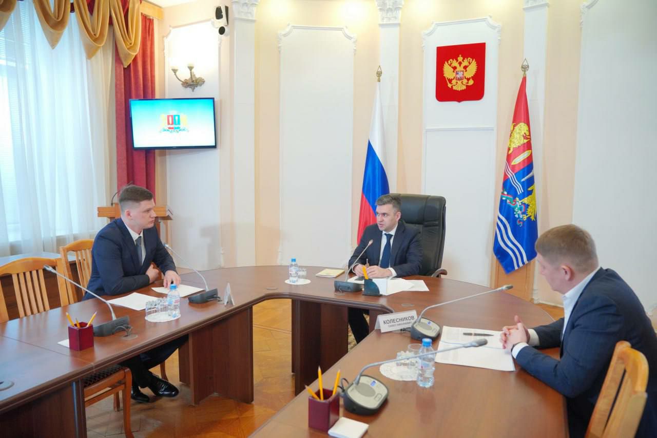 В Ивановской области выбран новый регоператор ТКО Соглашение с новым региональным оператором по обращению с ТКО заключено Компания приступит к работе после завершения всех юридических процедур и утверждения тарифов ориентировочно с апреля Итоги конкурса и ключевые задачи обозначил губернатор Ивановской области Станислав Воскресенский Главный акцент на открытость и реальный диалог с жителями По словам главы региона должна быть понятная и быстрая связь с оператором чтобы люди могли оперативно сообщать о сбоях неубранных контейнерных площадках и проблемах с вывозом мусора Контейнерные площадки должны содержаться в чистоте а отходы вывозиться вовремя Задача в этом году ситуацию радикально улучшить О первоочередных планах губернатору доложил генеральный директор компании Вторресурсхолдинг Артём Мацкевич В числе приоритетов обновление инфраструктуры и техники комплексное обслуживание контейнерных площадок с единой ответственностью за вывоз и содержание внедрение раздельного сбора отходов и развитие переработки переработка крупногабаритных отходов мониторинг и контроль вывоза мусора включая полигоны Отдельно Станислав Воскресенский поручил подготовить и опубликовать план график замены контейнерных площадок на этот год с конкретными адресами и сроками Ожидания простые и понятные всем чтобы мусор вывозили вовремя площадки были чистыми и проблемы решались быстро Теперь посмотрим как это будет работать на практике