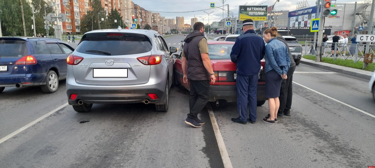Mazda и два автомобиля Volkswagen столкнулись на улице Юбилейной в Пскове 6 августа, сообщает Псковская Лента Новостей со ссылкой на отдел Госавтоинспекции УМВД России по городу Пскову. В 18:28 на Юбилейной напротив дома №19 по улице Кузбасской Дивизии города Пскова мужчина 1987 года рождения на Volkswagen Passat, не выбрал безопасную дистанцию до движущегося впереди автомобиля Mazda CX-5 под управлением женщины 1990 года рождения, а также до автомобиля Volkswagen Tiguan под управлением мужчины 1979 года рождения, в результате чего произошло столкновение. Автомобили получили технические повреждения.