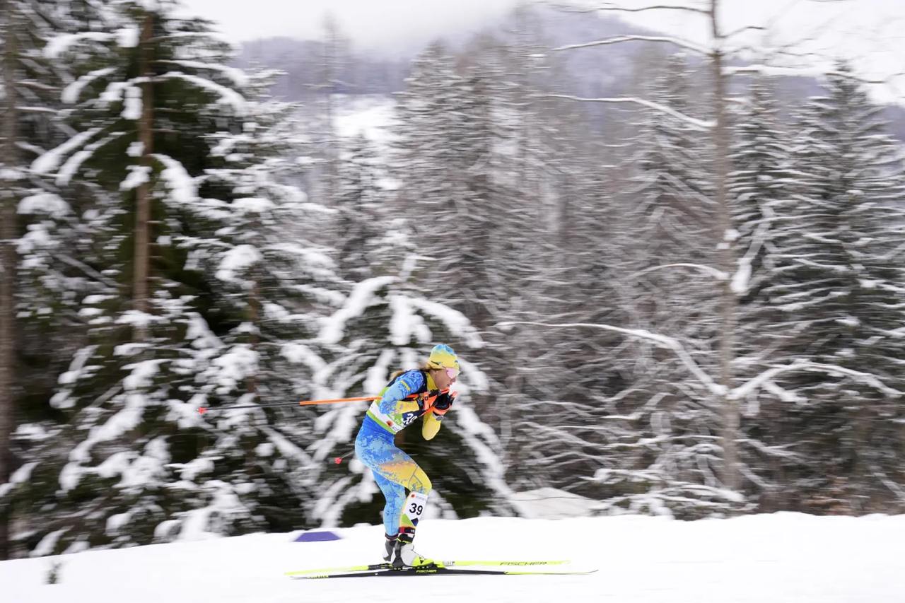 Эстонский новостной канал пишет: "Мистика: сборная Украины пропала на Tour de Ski – как в воду канули".  "Начало года на лыжной гонке «Тур де Ски» выдалось немного странным. Накануне в Тоблахе прошли гонки преследования. Однако по какой-то причине на старте не оказалось ни одного украинского лыжника, хотя в первоначальном списке были заявлены четыре спортсмена: один мужчина и три женщины. Ситуация стала еще страннее из-за того, что никто не знал причину. Более того, вся команда исчезла, как в воду канула".  "Не могу сказать, что именно происходит", – разводит руками пресс-секретарь Международной федерации лыжного спорта  FIS  Сюнне Дюрхауг в интервью Expressen.  "Честно говоря, у меня нет ни малейшего понятия, где они находятся", – вторит ей координатор Кубка мира FIS Дорис Каллен.  Директор соревнований FIS Михал Ламплот:  "Я не знаю, где они. Они просто не вышли на старт".  Причина тут банальна в общем-то, и кроется вовсе не в слабых результатах  никто не попал даже в топ-50 , просто на войну очень не хочется. Единственному мужчине в сборной 19 лет и дома его уже ждут с любовью ТЦК. Женщин на Полигоне 404 тоже в окопы отправляют. Ну так и зачем им зачеты на лыжне, гораздо актуальнее выиграть гонку с ТЦК, "растворившись" на итальянских просторах, благо виза не нужна. .