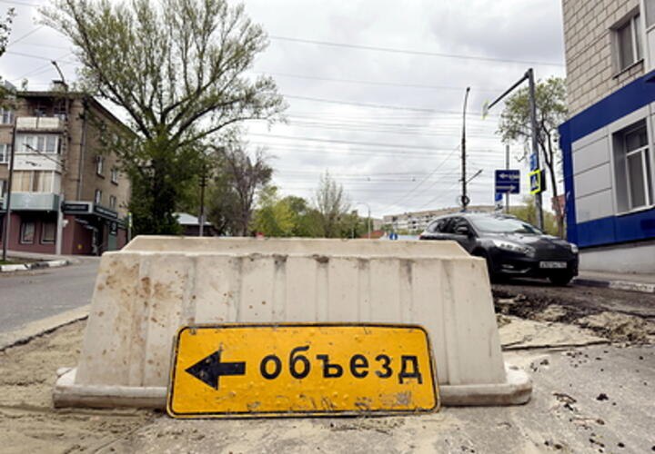 Специалисты «Краснодар Водоканала» заменят более 180 метров трубопровода на улице Ленина кубанской столицы. Работы пройдут с 7 июля по 31 августа 2025 года. На время ремонта будет закрыт участок ул. им. Ленина. Реконструкция коллектора пройдет в два этапа: сначала специалисты заменят 172 метра трубопровода по ул. им. Ленина от ул. Октябрьской до дома № 21 по ул. им. Ленина, затем — оставшиеся 10 метров на пересечении ул. Октябрьской и ул. им. Ленина. - На время проведения работ — с 7 июля по 31 августа 2025 года — движение транспорта по ул. им. Ленина от ул. Октябрьской до дома № 19 по ул. им. Ленина будет полностью перекрыто, - сообщает мэрия Краснодара. : Alexander Legky/Global Look Press Подписаться Буст