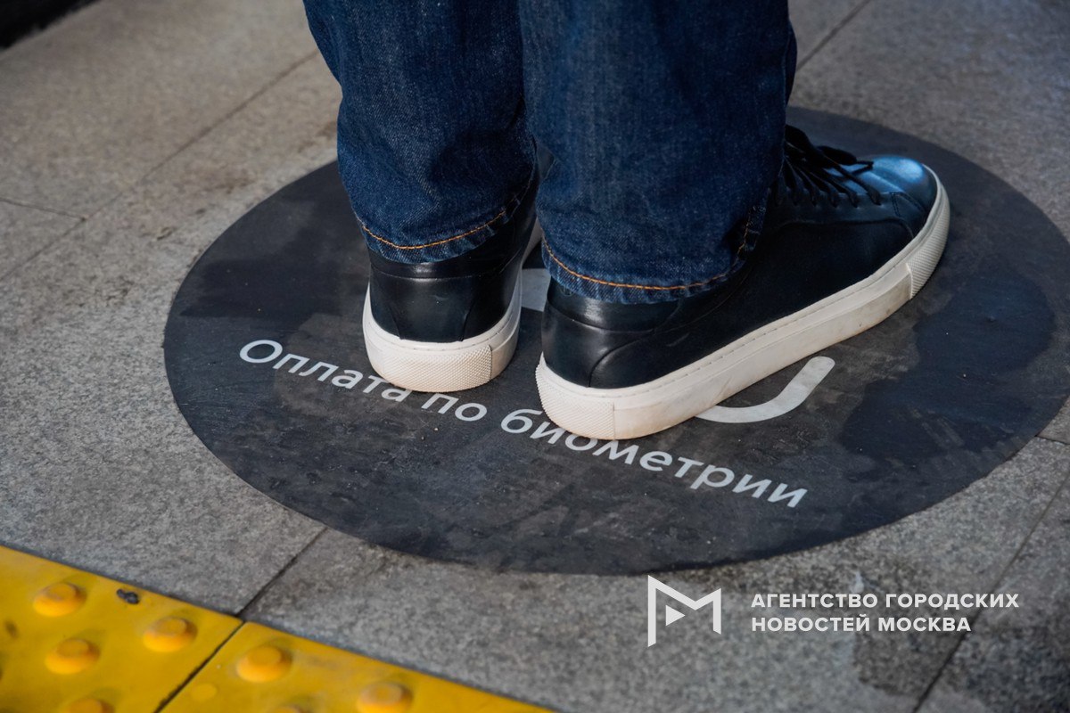 Все турникеты Сокольнической и Большой кольцевой линий метро подключены к оплате по биометрии. Как отметил заммэра Максим Ликсутов, до конца этого года к сервису подключат все турникеты подземки, а к концу 2026-го оплату по распознаванию лица внедрят на всех станциях МЦД.    «Москва»