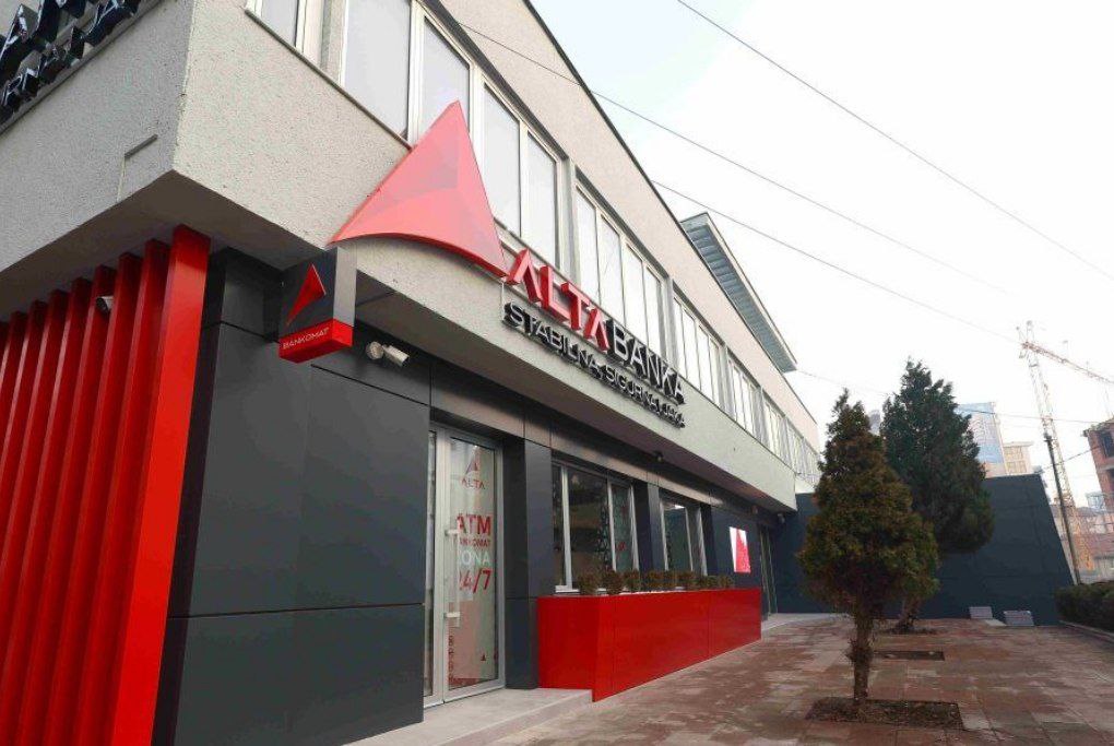 Сербский банк AltaBanka запретил россиянам и белорусам осуществлять платежи в евро Решение было принято в результате ограничений банков-корреспондентов. В AltaBanka пояснили, что большинство банков в ЕС считают транзакции, связанные с Россией или Беларусью, «высокорискованными» и отказываются выполнять платежные поручения в евро, связанные с клиентами из России или Беларуси, независимо от того, не связана ли транзакция с какими-либо санкционными списками.