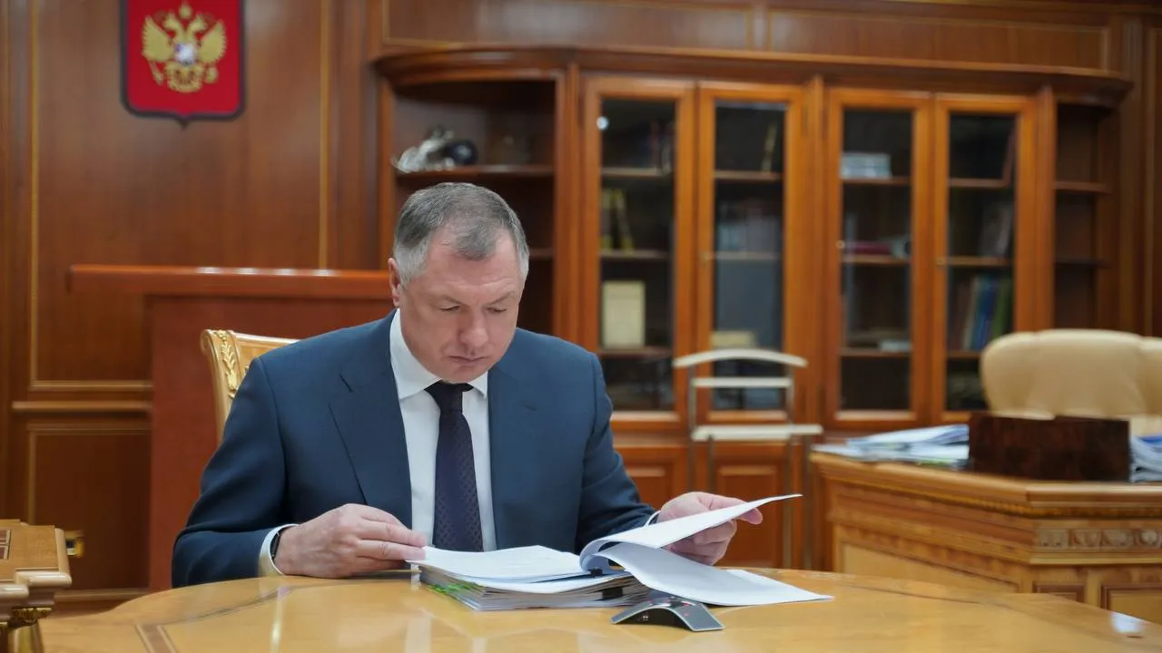 Провел заседание Правкомиссии по безопасности дорожного движения Вместе с коллегами из МВД Минтранса Росавтодора и других профильных ведомств а также главами регионов обсудили какие есть результаты по снижению аварийности и дальнейшие шаги по улучшению ситуации Хочу отметить что несмотря на рост автомобилизации и существенное увеличение интенсивности трафика все же удается добиваться положительной динамики С 2018 года благодаря комплексным мерам удалось сохранить порядка 25 000 жизней и сберечь здоровье около 300 000 наших граждан По поручению Президента поставлена задача снизить смертность в ДТП в 1 5 раза к 2030 году и в 2 раза к 2036 году Для этого разработан план мероприятий по реализации Стратегии повышения безопасности дорожного движения до 2030 года и на перспективу до 2036 года Важно чтобы эта работа велась системно как на федеральном так и на региональном муниципальном уровнях Отдельно уделяем внимание развитию дорожной инфраструктуры Это разделение встречных потоков освещение опасных участков обустройство тротуаров и пешеходных переходов повышение качества самого дорожного полотна и многое другое Также нужно продолжать работу на местах по профилактике ДТП в том числе пресекать управление транспортом в нетрезвом состоянии и повышать качество подготовки водителей Обсудили также развитие инфраструктуры для средств индивидуальной мобильности Их популярность растет Здесь надо принимать продуманные решения И что отдельно хотел бы подчеркнуть Безопасность на дорогах это не только задачи государства Это еще и личная ответственность каждого участника движения От дисциплины водителей внимательности пешеходов уважения друг к другу напрямую зависят жизни людей Берегите себя своих близких и соблюдайте правила дорожного движения