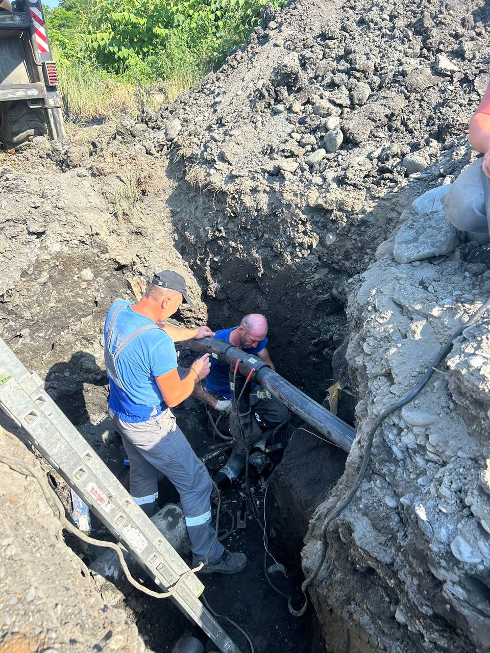 Газоснабжение более 20-ти промышленных предприятий республики пойдет по  новому газопроводу.   Газовики владикавказского филиала газораспределения  заменили около двух километров газопровода среднего давления, питающего газом более 20-ти промышленных предприятий Владикавказа.   Замена прошла в промышленной зоне города по  улице Пожарского между Черменским кругом и нефтебазой.   Объемные работы были проведены в течение двух дней. За это время был переложен газопровод и проведено  14 переврезок.   Новый газопровод обеспечит бесперебойность и надежность газоснабжения.   Старая труба подошла к предельному сроку службы после 40-ка лет эксплуатации. Стальной газопровод  заменили на полиэтиленовый.  Нормативный срок его службы в два раза дольше - 80 лет