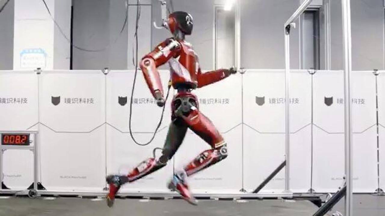Усейн Болт среди роботов Китайские учёные представили гуманоидного робота способного бегать со скоростью до 10 метров в секунду Как бегает и что известно о роботе     kod ru china bolt