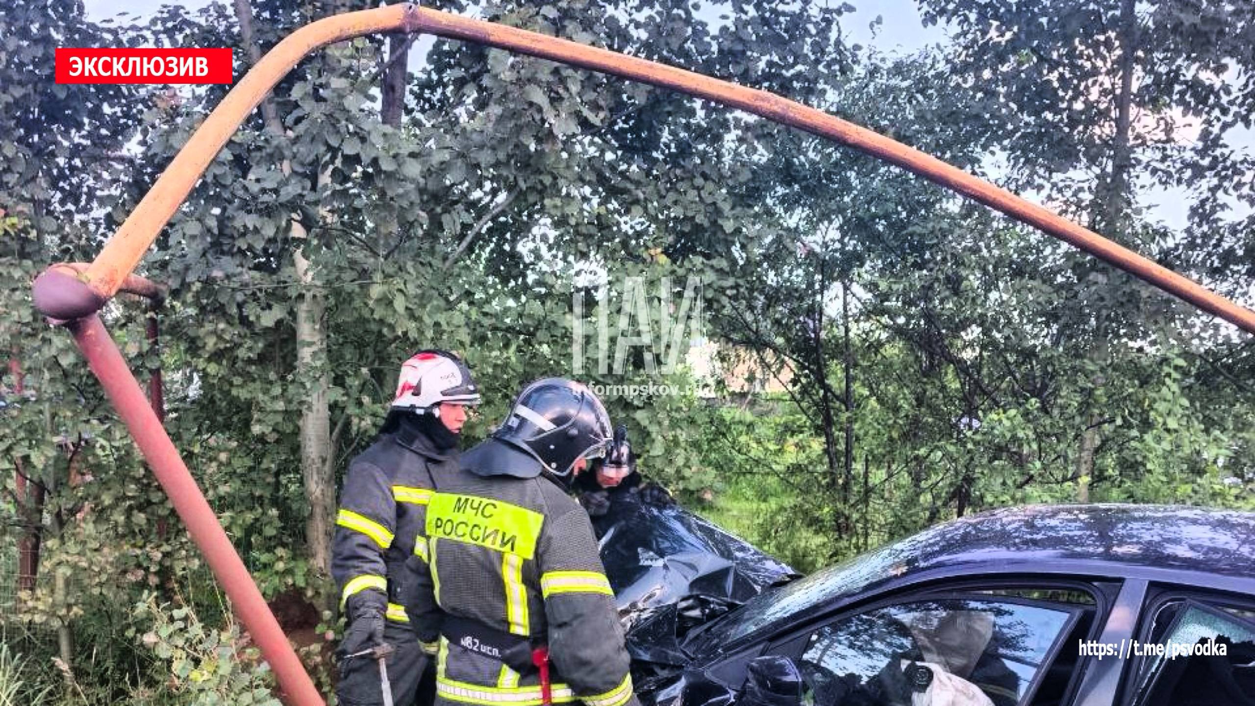 В Псковском районе, в деревне Портянниково, на выезде с улицы Мирной водитель автомобиля Volkswagen не справился с управлением, протаранил газовую трубу и вылетел в кювет.    Прибывшие медики осмотрели водителя - от госпитализации он отказался.    На месте работают пожарные подразделения, бригада медицины катастроф и сотрудники ГАИ.   Обстоятельства ДТП выясняются.