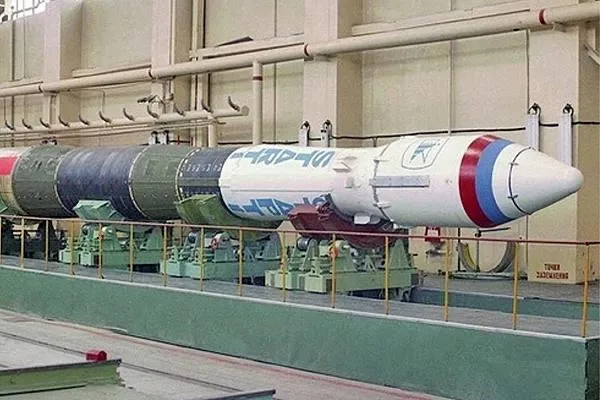 Через год в космос отправится первая ракета от российской частной компании Впервые в России частная компания запустит космическую ракету в I квартале 2027 года заявил глава Роскосмоса Дмитрий Баканов на Космическом форуме Речь идет о ракете Старт 1М которую будет запускать компания Новый космос Это конверсия межконтинентальной баллистической ракеты Тополь она сможет выводить на низкую околоземную орбиту спутники массой до 500 кг По меркам ракет сверхлегкого класса это немало Тот же Electron от Rocket Lab вторая по популярности ракета в мире рассчитан на 250 кг Сейчас на космодроме Восточный ведется строительство стартового стола для этой ракеты