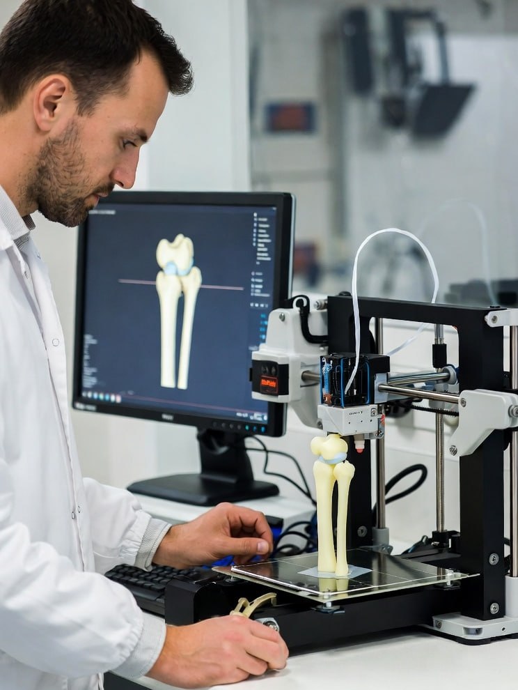 Пермские ученые создали цифровой конструктор для костей Теперь вместо металлических имплантатов врачи смогут вживлять пациентам напечатанные кости точно повторяющие структуру живой ткани Программа берёт КТ снимок и генерирует 3D имплантат со свойствами натуральной кости Со временем организм самостоятельно превратит искусственный каркас в живую ткань за счет проникновения в его структуру сосудов и клеток Разработку планируют использовать для лечения сложных переломов в челюстно лицевой хирургии и стоматологии Подписывайтесь на Послезавтра