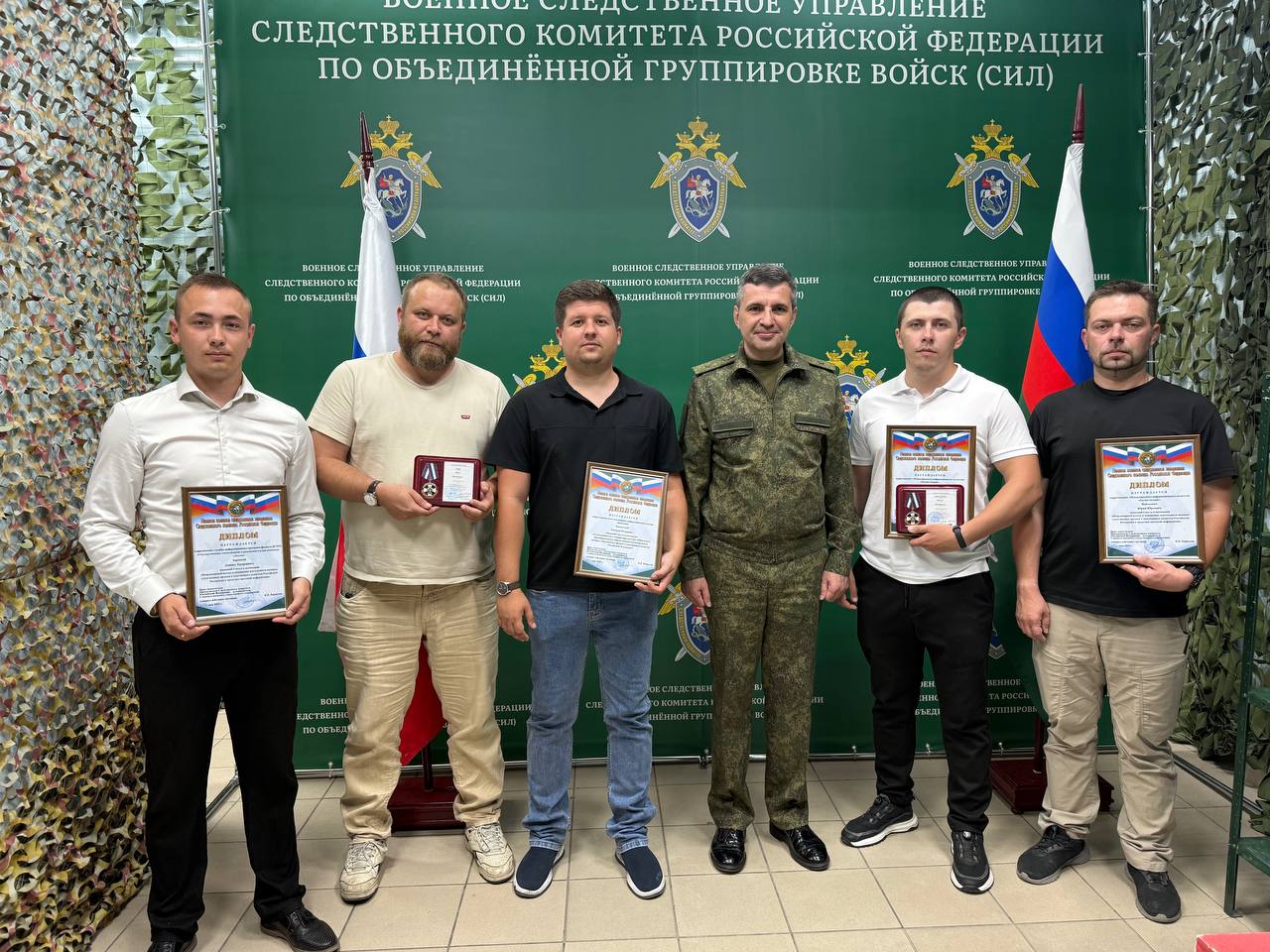 Корреспонденту "Известий" Евгению Быковскому вручили награду за освещение работы военных следователей в зоне СВО. Церемония награждения проходила в военном СУ СК России по Объединенной группировке войск в Донецке. Быковский занял первое место в номинации "Лучшая работа по раскрытию индивидуального образа следователя". Награды также вручили корреспондентам "России сегодня" и ВГТРК. Журналисты посетили фотовыставку управления, в ходе осмотра которой им рассказали о буднях работы сотрудников Следственного комитета России, а также об особенностях деятельности следователей в период Великой Отечественной войны и специальной военной операции. По окончании мероприятия, военные следователи поблагодарили журналистов за проделанную работу, выразили надежду на дальнейшую совместную работу и пожелали им новых профессиональных успехов. МАХ Отправить новость