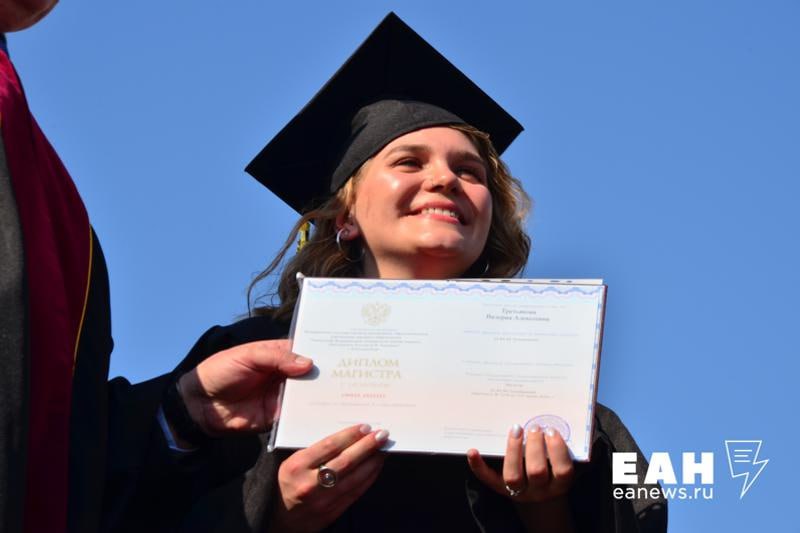 Новые дипломы будут получать выпускники российских вузов В дипломах выпускников попавших под реформу высшего образования теперь будут писать конкретные квалификации вместо размытых формулировок Об этом сообщили в Минобрнауки Вместо привычного набора слов в корочках появятся четкие статусы вроде Химик эксперт Горный инженер или Инженер технолог В ведомстве уверены что так работодателям будет проще понять кого именно они берут в штат теоретика или практика Пока изменения коснутся только студентов из вузов участвующих в пилотном проекте но тренд на возвращение к понятным специальностям задан официально ЕАН в MAX ЕАН в VK