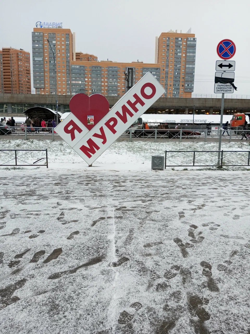 Петербурженка подкинула ребёнка к порогу его отца в Мурино  Полицейские задержали 41-летнюю пьяную женщину, которая устала от материнства и пыталась сбагрить годовалую малышку отцу. Драма разворачивалась в многоэтажке на улице Шувалова в областном гетто.  Как пишет «Фонтанка», коляску с одиноким ребёнком нашли на лестнице 17-го этажа местные жители. Прибывшие полицейские задержали неподалёку мать в алкогольном опьянении. Она заявила, что не может больше заниматься дочерью и принесла её 33-летнему биологическому отцу, который здесь живёт.   Мужчина забрал малышку, а женщину увезли в отдел полиции. Решается вопрос о возбуждении уголовного дела.   Подписаться   Новости СПБ