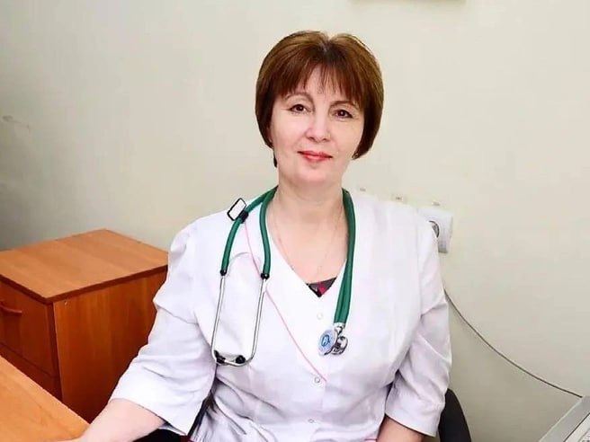 Врач из Приморского края Ольга Теберекова спасла жизнь гражданке КНДР во время рейса Владивосток Москва несмотря на собственное тяжёлое состояние после курса химиотерапии Приморчанка совершила подвиг на высоте более 10 тысяч метров сообщила пресс служба минздрава Приморья Инцидент произошёл 4 декабря 2025 года на борту рейса SU1703 Примерно через три часа после вылета экипаж объявил по громкой связи о необходимости экстренной медицинской помощи одной из пассажирок Молодой гражданке Северной Кореи внезапно стало плохо Среди почти 300 пассажиров единственным медицинским работником оказалась жительница Владивостока Ольга Теберекова врач педиатр главный врач Восточной больницы и внештатный специалист Дальневосточного окружного медицинского центра ФМБА России по педиатрии Ольга Юрьевна направлялась из Владивостока в Москву после очередного курса химиотерапии на обследование Самочувствие врача было непростым перелёт предстоял длительный рейс длится около девяти часов В этом полёте она столкнулась с внештатной ситуацией требующей немедленного профессионального решения отметили в пресс службе Медик рассказала что узнать о самочувствии девушки не удавалось из за того что она не говорила ни на русском ни на английском языках Ее состояние быстро ухудшалось анафилактический шок вызвал периодическую потерю сознания сильный отёк языка резкое падение давления и нарушение сердечного ритма Время было на исходе а ситуация усложнялась высотой и отсутствием связи с землёй До приземления в Москве оставалось больше пяти часов поэтому срочные реанимационные мероприятия пришлось организовывать прямо в салоне самолетам Иностранке установили венозный катетер ввели адреналин начали внутривенное вливание и постоянную подачу кислорода Чтобы разместить пациентку лёжа кресла в салоне развернули Врач отметила что решающим фактором стало сплоченное поведение пассажиров и экипажа которые внимательно следили за состоянием девушки Бортпроводники и пассажиры помогали поддерживать уровень кислорода в крови следили за капельницей и общим состоянием пациентки Ближе к завершению полёта отёк постепенно спал сознание прояснилось а жизненные показатели стабилизировались Самолет избежал экстренной посадки и в Шереметьево пассажирку встретила бригада скорой помощи Фото пресс служба министерства здравоохранения Приморского края Подписаться в Telegram    Подписаться в MAX