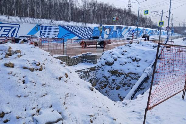 В Южно-Сахалинске подрядчик будет отвечать за проведение земляных работ, без ограждения.  Нарушения выявили при проведении земляных работ на улице Горького. Подрядчик проводил работы без установки сплошного ограждения.  За допущенные нарушения юр. лицами предусмотрена административная ответственность штраф до 50000 рублей  Результаты проверки направлены в административную комиссию города для принятия мер административного реагирования.