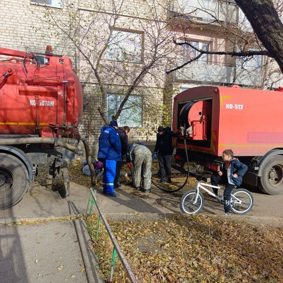 Ульяновск вновь помог Лутугинскому району ЛНР техникой и специалистами  Две последние недели бригады МУП «Ульяновскводоканал» и МБУ «Дорремстрой» в связке работали в сёлах Белореченское, Роскошное и других населённых пунктах подшефного района Луганской Народной Республики  При помощи каналопромывочной машины и илососа они прочищают забитые сети и колодцы хозяйственно-бытовой и ливневой канализации, подвалы многоквартирных домов