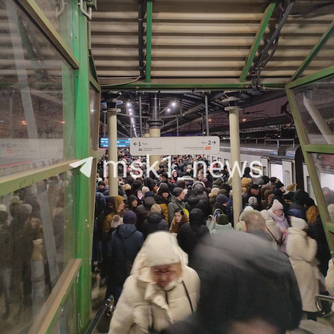 На МЦД 3 случился сбой Причина незапланированная остановка поезда на станции Перово Из за этого поезда следуют с увеличенным интервалом Если вы сейчас находитесь на D3 и наблюдаете сбой то напишите нам news msk1 bot