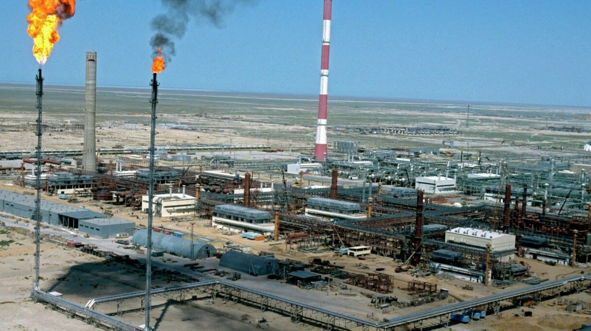 Тенгизшевройл временно остановил добычу нефти из за проблем с электроснабжением Добыча нефти на месторождениях Тенгиз и Королевское приостановлена в качестве меры предосторожности после сбоя в системах электроснабжения передает ArbatMedia В компании Тенгизшевройл пояснили что остановка работ на указанных объектах связана с проблемами в распределении электроэнергии на производственных площадках Представитель предприятия Фархат Абилов отметил что решение принято для обеспечения безопасности сотрудников которая остаётся главным приоритетом Как сообщает Telegram канал Petro council никто не пострадал а все объекты находятся под контролем и не представляют угрозы Технические специалисты продолжают работу по выяснению причин сбоя и устранению последствий Также компания взаимодействует с государственными структурами чтобы снизить возможные риски Прислать новость