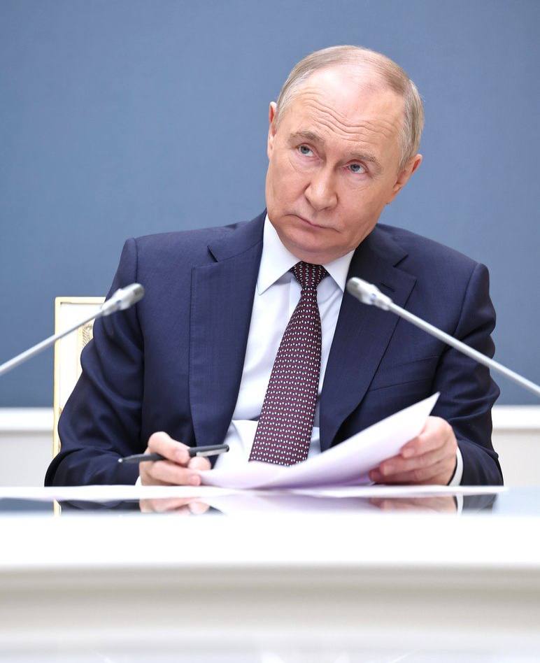 Владимир Путин провел совещание с членами «Деловой России» Президент встретится с руководителями «Деловой России», а также провел совещание в режиме ВКС с участниками ХХ форума-съезда организации. Для оперативного решения ряда вопросов онлайн присоединились министры, главы отраслевых ведомств, а также члены Правительства. Блок от Петербурга представлял глава КППИТ Александр Ситов. Главная тема обсуждения – обеспечение сбалансированного развития экономики в условиях структурной трансформации. Как подчеркнул Глава государства: «Необходимо не только говорить о проблемах, но и предлагать конкретные решения». Несмотря на внешнее давление, в позапрошлом году мы добились значимого роста – в целом значимого роста и для нашей страны, и для мировой экономики: в позапрошлом году 4,1 процента рост ВВП, а в прошлом году – 4,3. Владимир Путин напомнил, что в июне состоится Петербургский экономический форум: «Рассчитываю, что предложения, которые мы сегодня обсуждаем, будут также востребованы в рамках подготовки этого масштабного мероприятия». Руководители деловых объединений выразили поддержку позиции Президента и отметили важность совместной работы по минимизации негативных последствий санкционной политики.