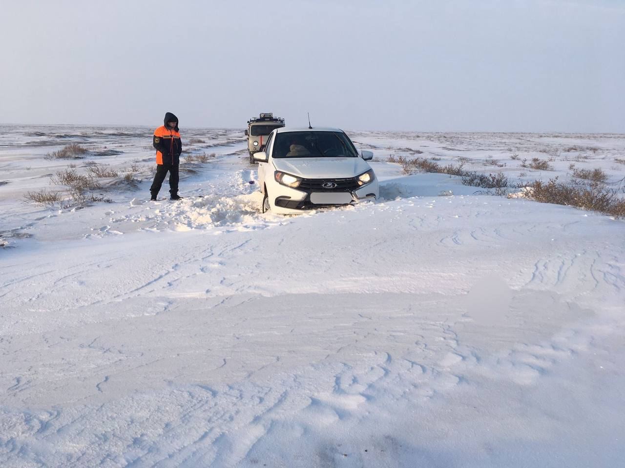 Спасатели на Ставрополье помогли 4 автомобилистам, попавшим в беду.  Вчера вечером они вытащили съехавшую в кювет машину в селе Дивном. А в Левокумском округе специалисты трижды пришли на помощь автолюбителям. Одна машина застряла в снежном перемёте. С такой же проблемой столкнулись жители Астрахани на дороге «Кочубей – Нефтекумск – Зеленокумск – Минеральные Воды».   Кроме того, сегодня утром на границе Ставропольского края и Калмыкииавтомобиль попал в снежную ловушку. В машине ехал несовершеннолетний. Спасатели оперативно помогли водителю выбраться снега и продолжить путь, сообщили в ПАСС СК.