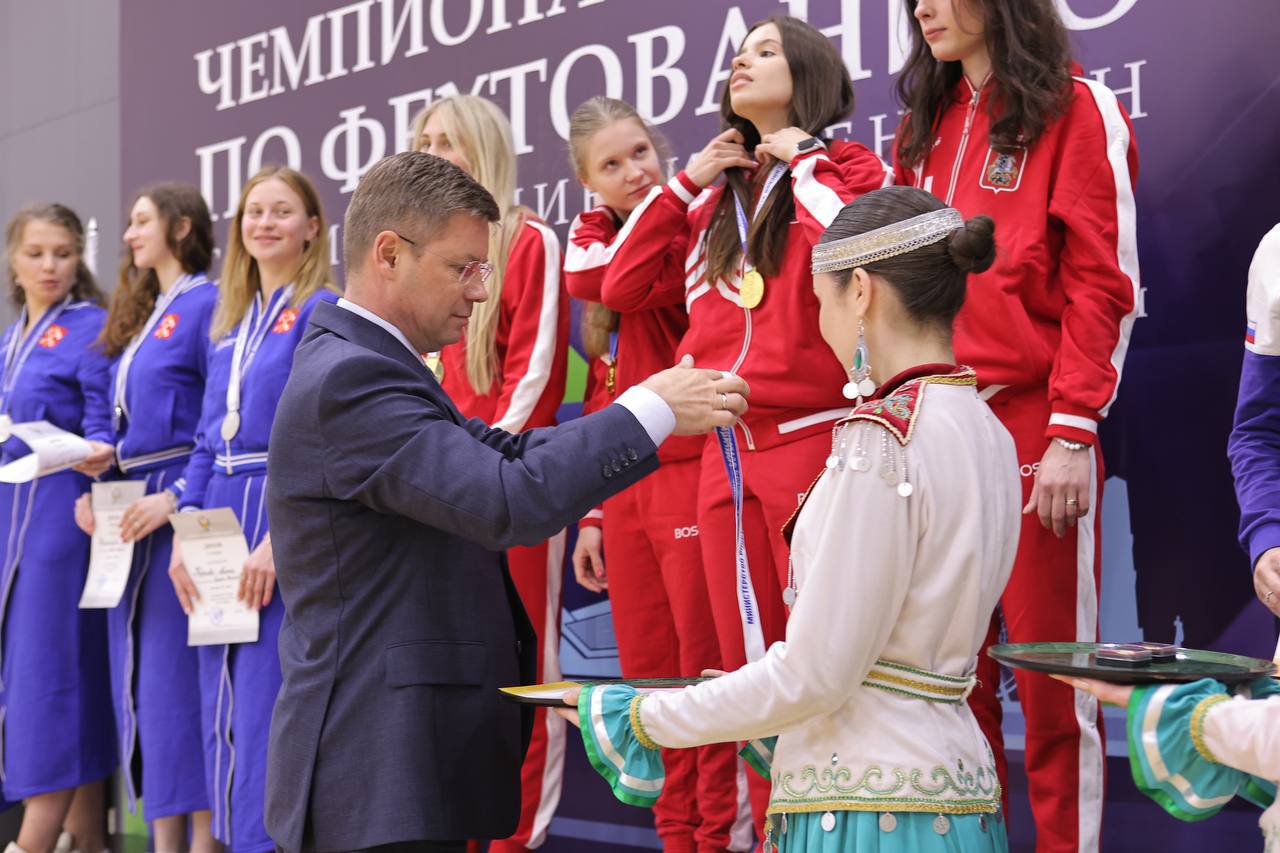 Сабля все! В Уфе завершились личные и командные поединки Чемпионата России по фехтованию в дисциплине «сабля»! Победителей и призеров среди женских команд наградил заместитель Премьер-министра Правительства – министр спорта Республики Башкортостан Руслан Хабибов. «Впереди – личный и командный турнир у шпажистов и рапиристов. Здесь будут выступать наши олимпийские чемпионы Аделина Загидуллина и Тимур Сафин. Обязательно приходите поддержать спортсменов», – отметил Руслан Хабибов.