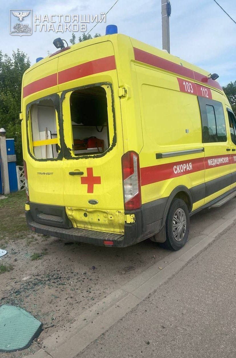 Четверо человек пострадали в Белгородской области в результате атак FPV-дронов по машине скорой помощи и автобусу.   Один удар был нанесён в селе Ржевка Шебекинского округа, в результате чего врач, фельдшер и водитель получили минно-взрывные травмы и баротравмы, они будут направлены в областную клиническую больницу.  Второй беспилотник атаковал автобус, в результате чего ранение получил водитель. С минно-взрывной травмой и слепым осколочным ранением ноги он уже доставлен в Шебекинскую ЦРБ.  Ещё несколько дронов взорвались в других мирных населённых пунктах, не причинив, к счастью, никому ранений, но спровоцировав пожары сухой травы и частных строений, а также повредив линии электропередач, автомобили и несколько зданий.