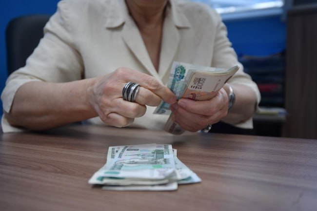 Более 67 тысяч семей получили единое пособие на детей Отделение Социального фонда России по Республике Саха Якутия сообщает о назначении единого пособия больше 67 тысячам детей в возрасте до 17 лет и 2089 беременных женщин. Для получения пособия каждый трудоспособный член семьи должен за 12 месяцев иметь доход не ниже четырех минимальных размеров оплаты труда. В 2025 году общий доход каждого члена семьи не должен быть меньше 89 760 рублей. Учитываются также доходы от КФХ, частной практики, алименты, пенсии. В доход не включаются выплаты мобилизованным, субсидии на жилье, пособия на детей-инвалидов и доходы учащихся подростков. При заполнении заявления необходимо точно указывать состав семьи, адрес проживания и данные о трудоустройстве. Требования к минимальному доходу могут быть ослаблены для беременных, ухаживающих за инвалидами I группы и опекунов пожилых старше 80 лет. Фото: Булатов Алексей