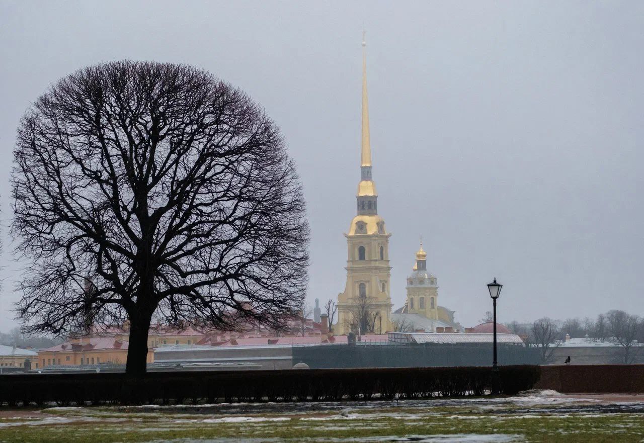 В Петербург пришла астрономическая весна  20 марта в 12:01 по московскому времени Солнце пересекло небесный экватор, знаменуя наступление астрономической весны в Северном полушарии. Продолжительность дня и ночи стала равна, а световой день начал увеличиваться, принося долгожданное тепло.  Для Петербурга, расположенного на 59°57  северной широты, это означает заметное удлинение светового дня. В конце марта его продолжительность в городе составит около 13 часов.  С каждым днем Солнце будет подниматься все выше над горизонтом, принося больше света и тепла, сообщает ТАСС. Это благоприятно скажется на городской среде: начнут таять остатки снега, зазеленеют парки и скверы, а жители смогут наслаждаться прогулками под весенним солнцем.  Астрономическая весна принесет в Петербург не только изменения в природе, но и оживление культурной жизни. С наступлением тепла в городе традиционно проводятся фестивали, ярмарки и другие мероприятия на открытом воздухе.  Фото: Алена Бобрович