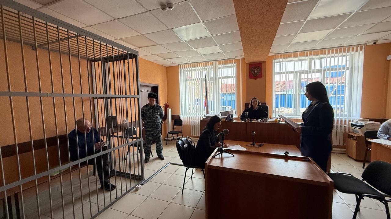 10 лет колонии обвинение запросило бывшему зампреда правительства Омской области экс министру труда и соцразвития региона Владимиру Куприянову По версии следствия с 2018 го по 2023 год чиновник получал от директора подведомственного интерната взятки деньгами подарками включая дрова и мотокультиватор на общую сумму почти 650 тыс руб Взамен он обеспечил руководителю соцучреждения беспрепятственное прохождение аттестации получение премий и наград а также организовал дополнительное выделение учреждению более 4 5 млн руб Свою вину Владимир Куприянов отрицает Кроме лишения свободы сторона обвинения просит назначить экс министру штраф в размере 32 3 млн руб Прокуратура Омской области Подписывайтесь на Ъ Сибирь