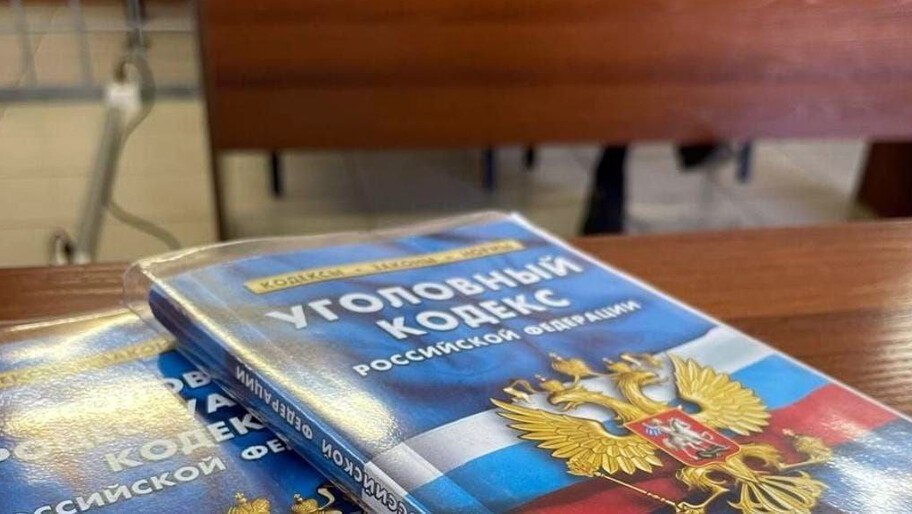 Прокуратура Скадовского района привлекла к ответственности «дроппера» из Дагестана Прокуратура Скадовского района направила в суд исковое заявление о взыскании с «дроппера» денежных средств в пользу жителей Херсонской области, которые пострадали в результате телефонного мошенничества — суд удовлетворил исковые требования, сообщила пресс-служба Прокуратуры Херсонской области. Двое жителей Скадовского округа, поверив мошенникам, перевели более 200 тыс. рублей на «безопасные счета». Фото: Официальный Телеграм-канал прокуратуры Херсонской области Читать полностью , VK и ОК и читайте новости на нашем сайте