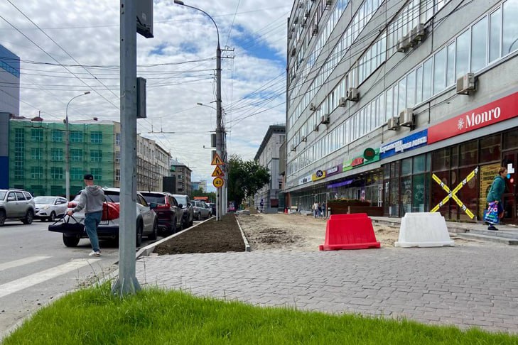 В Новосибирске выполнили ремонт 53 тротуаров Это почти половина от запланированного объема на сезон. По словам мэра Максима Кудрявцева, в данный момент работы продолжаются на 31 участке. Всего в этом году приведут в порядок более 100 пешеходных зон. «Параллельно обновляем дороги по муниципальной программе. В списке – 22 улицы: 17 уже с новым покрытием, на трех завершаем работы, еще две стартуют в ближайшее время», – написал в ТГ-канале градоначальник. За счет дополнительных средств областного бюджета в Новосибирске отремонтируют еще 18 улиц с высокой нагрузкой и сильно изношенным покрытием. ——————————