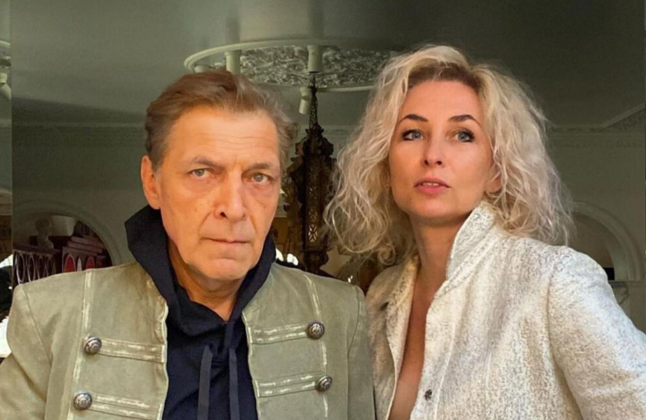 На Александра Невзорова и Лидию Невзорову завели уголовные дела «о финансировании экстремистской деятельности» По версии прокуратуры Санкт-Петербурга, поводом для возбуждения дел послужило то, что супруги Александр и Лидия Невзоровы на персональных страницах в мессенджере разместили ссылки для сбора денежных средств для достижения целей объединения, а также для перевода денежных средств лично им. — Признан властями РФ иноагентом и внесен в список «экстремистов и террористов» Росфинмониторинга. — Семья Невзоровых признана «экстремистским объединением». Подписаться Помочь RusNews