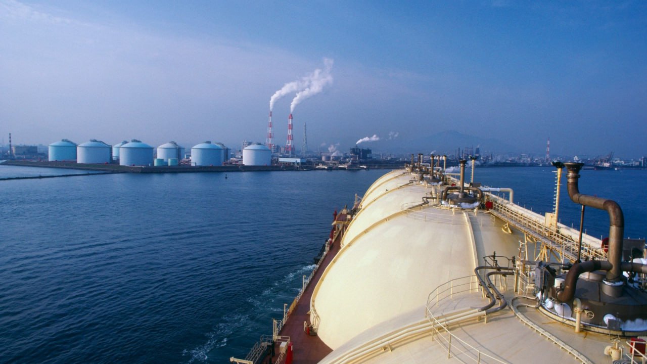 Индия будет получать 1 млн тонн СПГ в год из Катара Катарская национальная нефтегазовая компания Qatar Energy и индийская нефтегазовая корпорация Gujarat State Petroleum Corporation GSPC подписали соглашение о поставках в Индию сжиженного природного газа СПГ в течение 17 лет В соответствии с договоренностями Индия будет получать из Катара 1 млн тонн СПГ в год В соответствии с условиями соглашения законтрактованные объемы СПГ будут доставляться непосредственно на терминалы в Индии начиная с 2026 года добавили в QatarEnergy QatarEnergy является ключевым поставщиком СПГ на индийский рынок Соглашение о сотрудничестве между QatarEnergy и GSPC основано на их первом долгосрочном соглашении о поставках СПГ подписанном в 2019 году Ранее ИнфоТЭК сообщал что QatarEnergy планирует начать экспорт сжиженного природного газа с проекта North Field East к середине 2026 года Пуск North Field East увеличит мощности Катара по производству СПГ с текущих 77 млн тонн до 110 млн тонн Этот проект находится в центре внимания рынка из за повышенного спроса на газ и задержек ввода новых мощностей в других странах