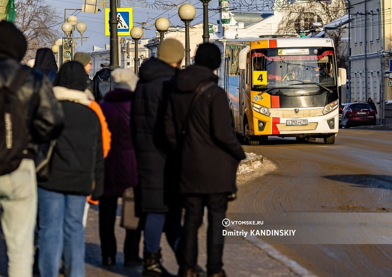 Власти предложили новые расценки на проезд в общественном транспорте  Городская тарифная комиссия определила экономически обоснованную стоимость проезда в городском транспорте.   Предлагается установить тариф для маршрутных автобусов на уровне 33 руб при оплате наличными и 32 руб — безналичным расчетом. Для пенсионеров стоимость составит 29 и 28 рублей соответственно.   В электротранспорте  трамваи, троллейбусы  проезд обойдется в 31 руб наличными и 30 руб картой, а для льготной категории — 25 и 24 руб.     vtomske.ru/news/208959  #томск #новоститомска