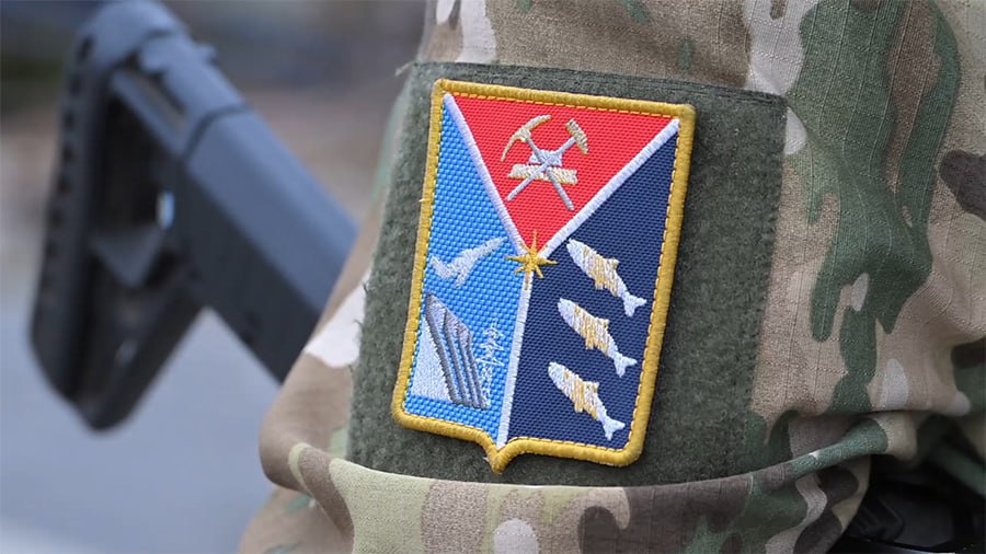 Участники и ветераны СВО в Магаданской области могут пройти бесплатное обучение по нацпроекту Кадры В 2025 году подано 89 заявлений на обучение направили 32 человека успешно его завершили 25 С 2025 года в регионе реализуется федеральный проект Активные меры содействия занятости нацпроекта Кадры в рамках которого могут пройти обучение и получить дополнительное профобразование отдельные категории граждан в том числе ветераны боевых действий участвовавшие в СВО Для адресной помощи ветеранам СВО в поиске работы повышении квалификации получении востребованной профессии и возвращении к мирной жизни в регионе органы службы занятости населения ведут проактивную работу и обмениваются информацией с филиалом Госфонда Защитники Отечества Кроме того с июля 2025 года в Магаданской области реализуют новое мероприятие по организации профобучения и дополнительного профобразования отдельных категорий граждан в том числе участников СВО на основании образовательных сертификатов это именной документ предоставляемый для прохождения переобучения повышения квалификации гражданам в службе занятости населения Магаданской области Организация обучения участников спецоперации за счет средств областного бюджета с использованием образовательных сертификатов позволит быстрее вернуть или адаптировать их к трудовой деятельности gov49 Мы в МАХ